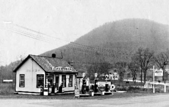 1929 Sinclair Gas Station